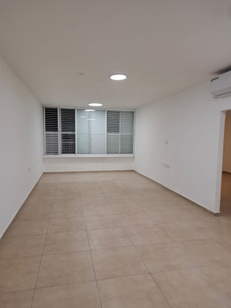 דירת 3 חדרים ברחוב פתח תקווה | סלון ענק | נתניה-0