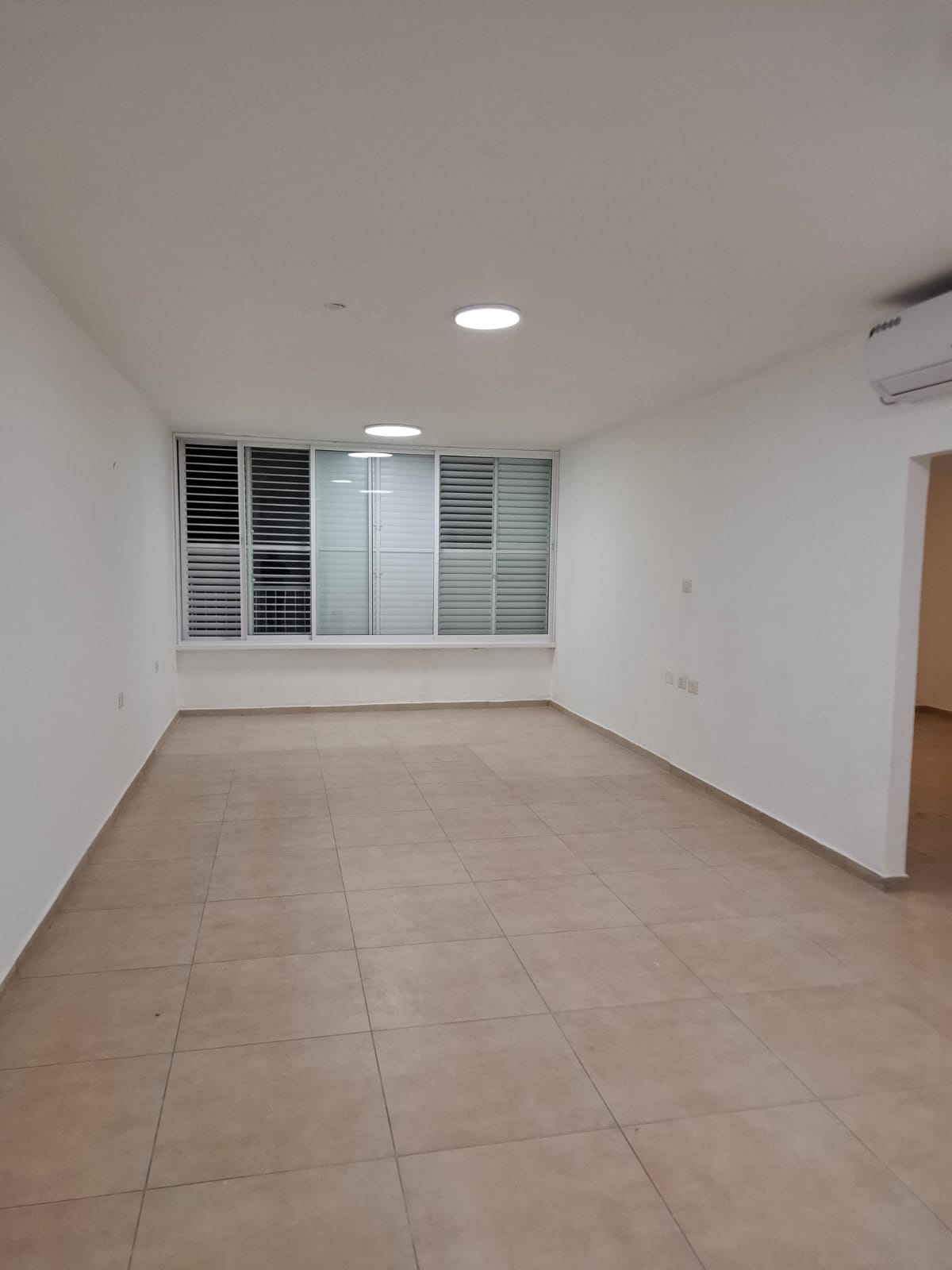 דירת 3 חדרים ברחוב פתח תקווה | סלון ענק | נתניה