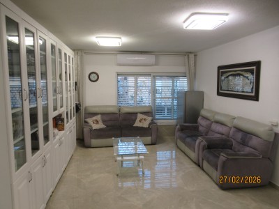 דירת 4 חדרים משופצת עם חניה | מרכז העיר דרום, נתניה