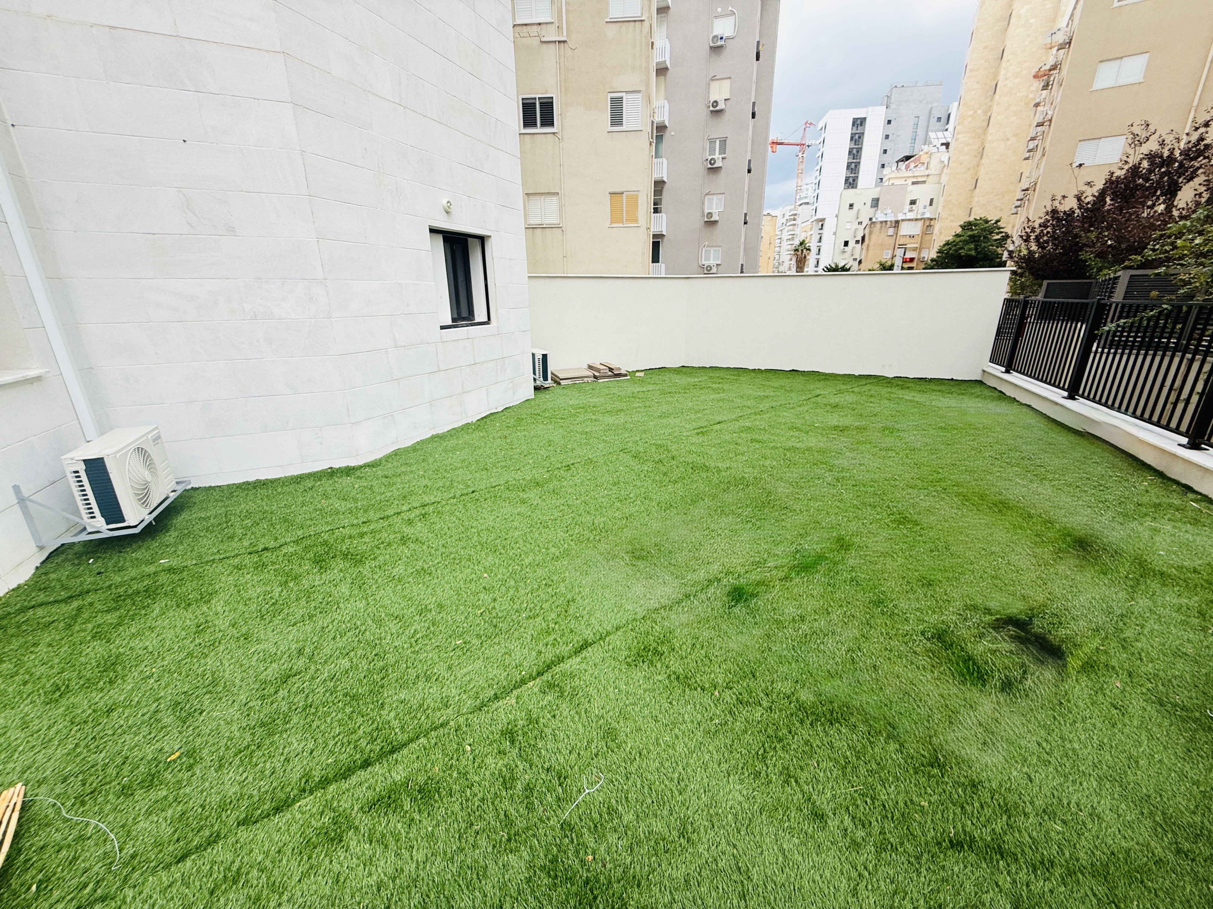 ✨ למכירה | דירת גן – במרחק צעדים מהים | נתניה ✨