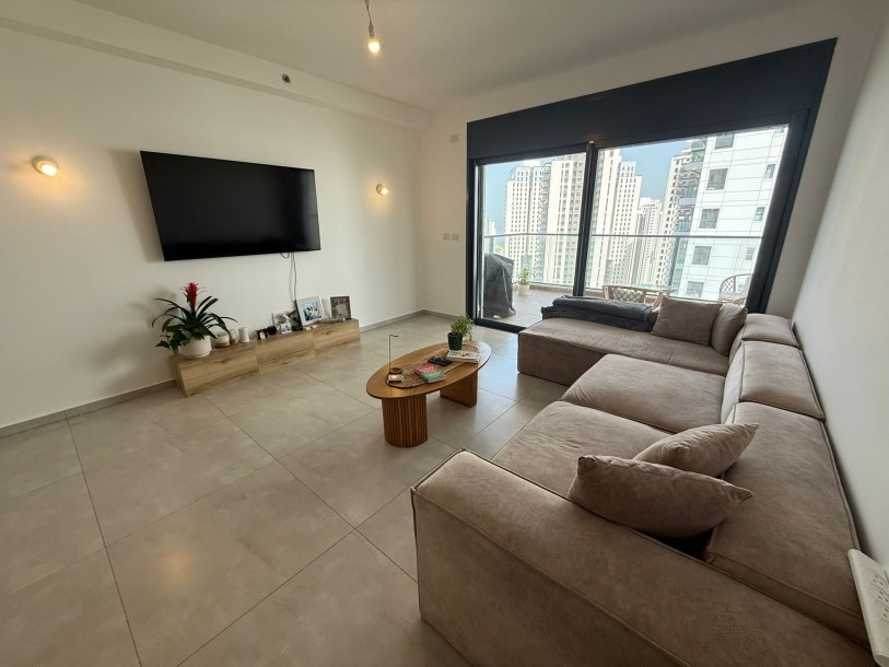 דירת 5 חדרים להשכרה בנוף הטיילת נתניה – קומה גבוהה עם נוף לים-2