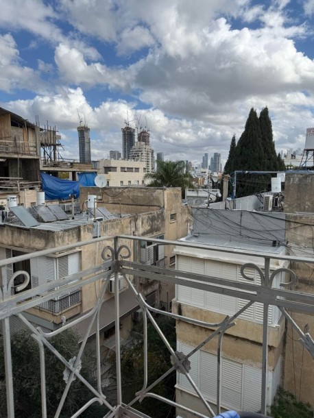 🏠 דירת 2 חדרים משופצת למכירה בצפון הישן של תל אביב | בן יהודה פינת בן גוריון-1