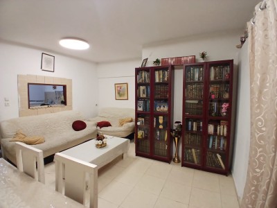 דירת 4 חדרים ברחוב הארי | מיקום מרכזי בנתניה | קומה 3 עם מרפסת סוכה