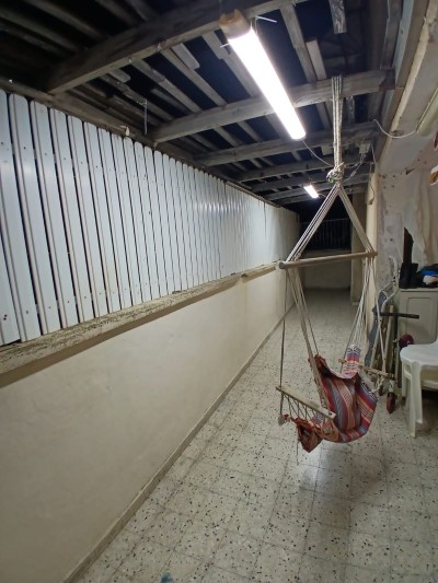 דירת 4 חדרים ברחוב הארי | מיקום מרכזי בנתניה | קומה 3 עם מרפסת סוכה