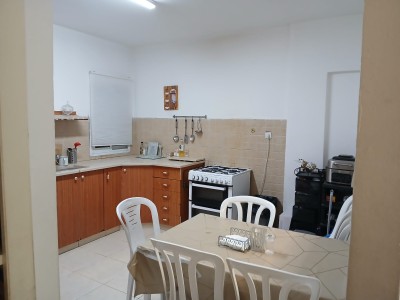 דירת 4 חדרים ברחוב הארי | מיקום מרכזי בנתניה | קומה 3 עם מרפסת סוכה