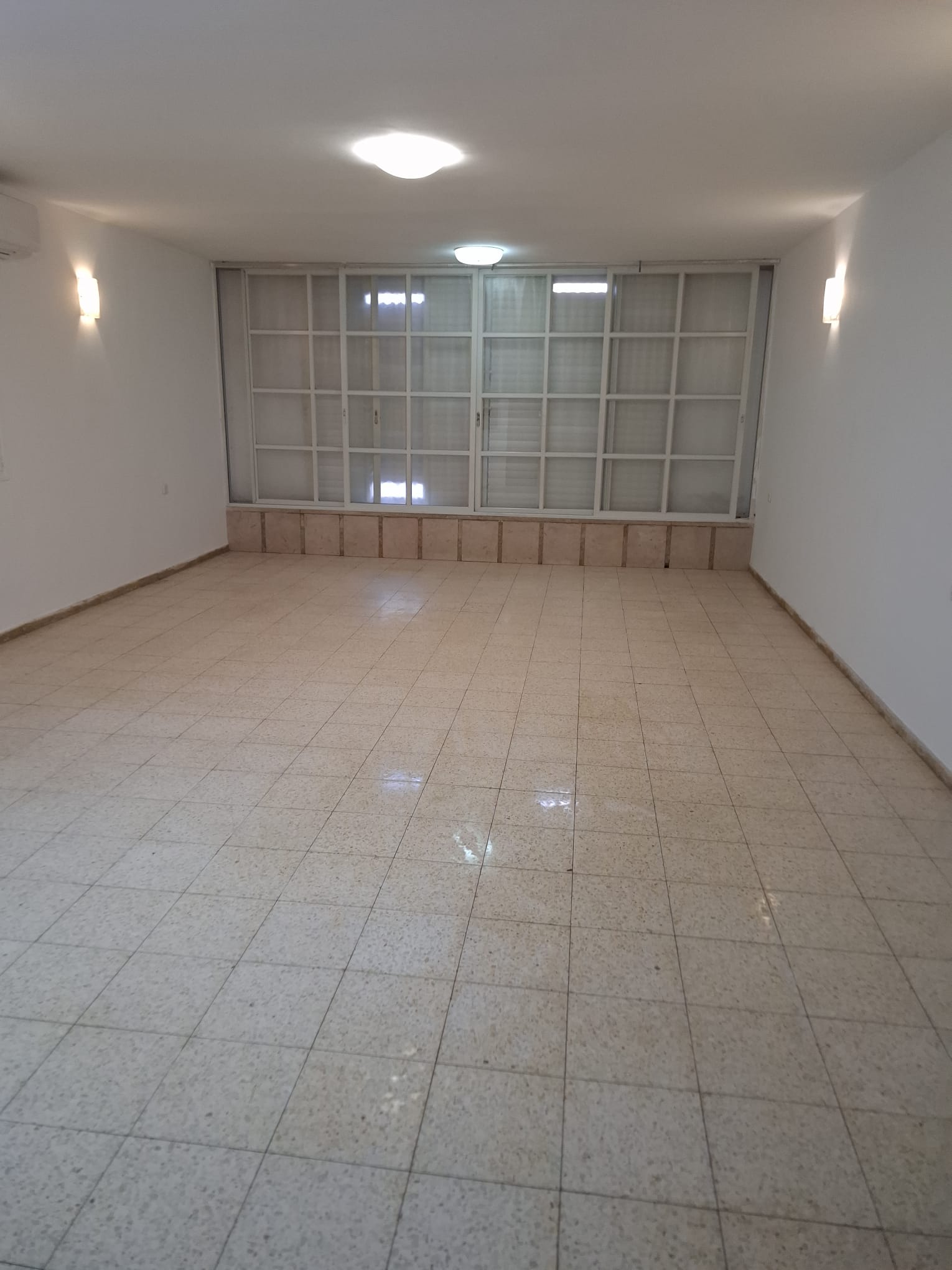 דירת 3.5 חדרים מרווחת בלבונטין | חנייה מקורה | נתניה