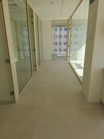 משרד 4 חדרים 99 מ"ר בחלוצים | מעלית וחנייה | נתניה