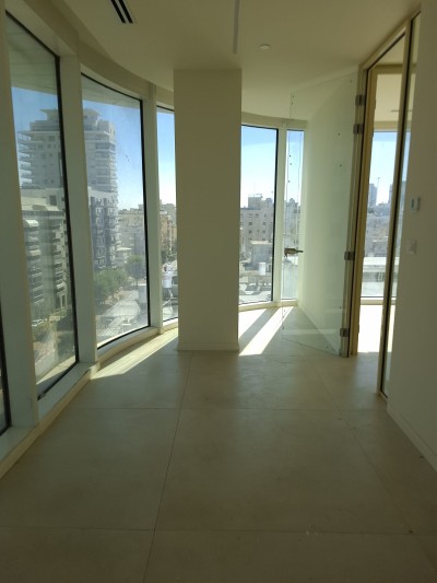 משרד 4 חדרים 99 מ"ר בחלוצים | מעלית וחנייה | נתניה