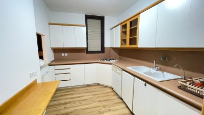 סמוך לכיכר המדינה