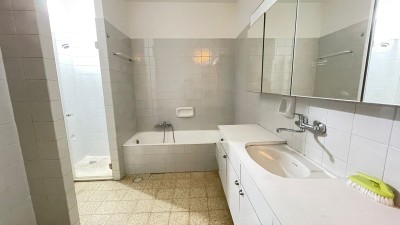 סמוך לכיכר המדינה