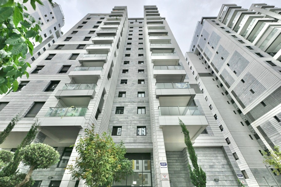 למכירה מתווך !!!  במגדל יוקרתי ברמת גן!-2