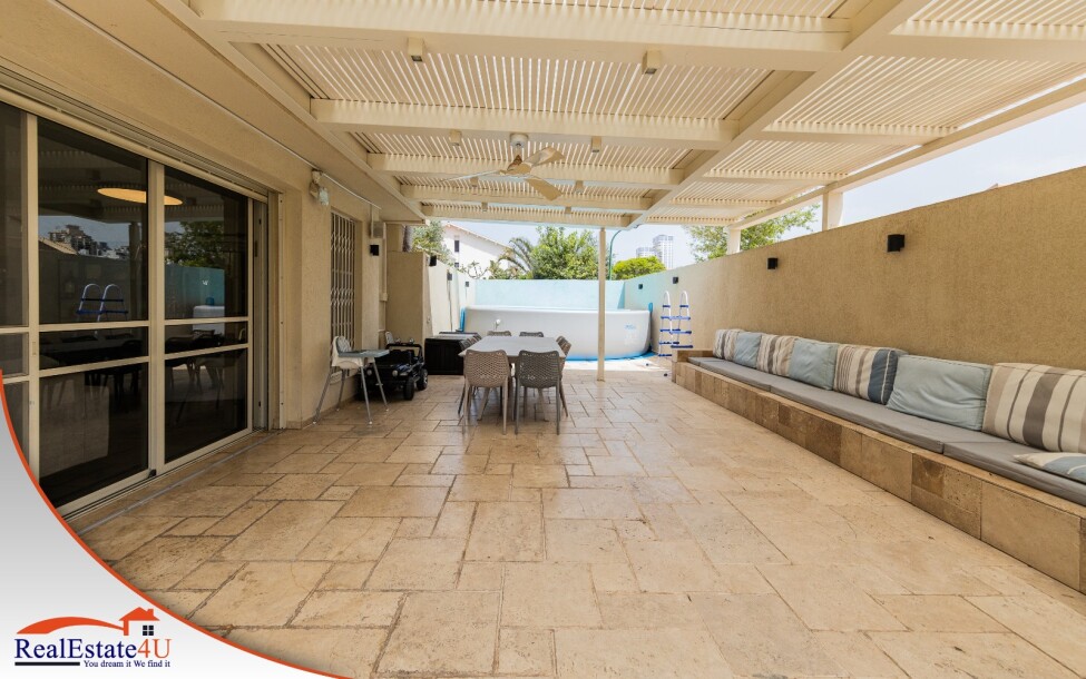 בית פינתי יוקרתי למכירה ברמת פולג הישנה, נתניה | תחושה של וילה פרטית עם גינה ענקית-5
