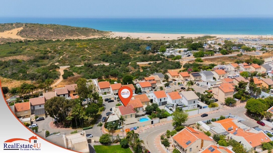בית פינתי יוקרתי למכירה ברמת פולג הישנה, נתניה | תחושה של וילה פרטית עם גינה ענקית-10